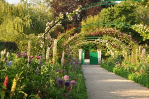 Paseo con arcos en el jardin de Monet 