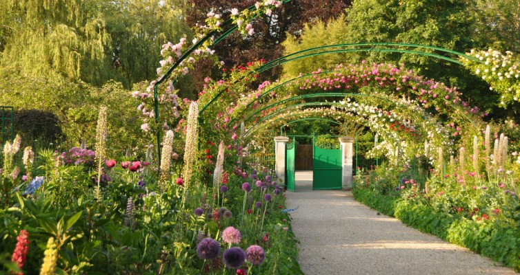 Paseo con arcos en el jardin de Monet